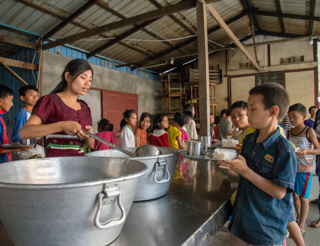 AVC Myanmar Bild Essensausgabe